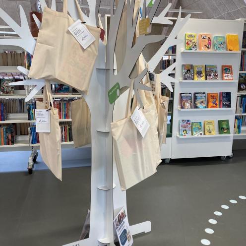 På Skjern Bibliotek finder du ferieposerne i børneområdet.