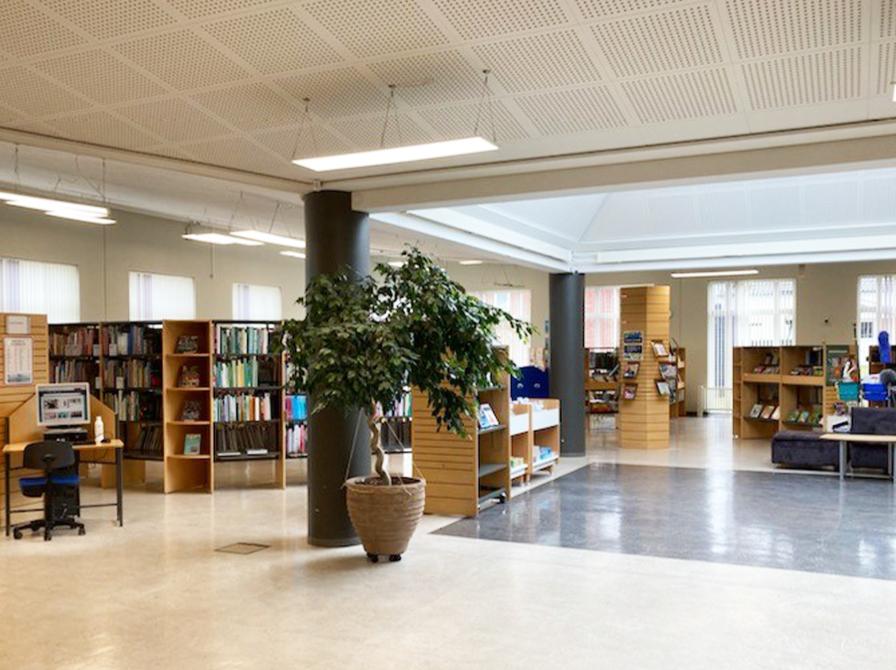 Biblioteksrummet på Hvide Sande Bibliotek.