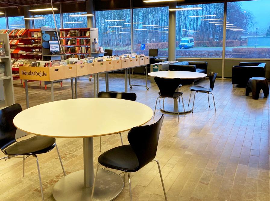 Biblioteksrummet på Tarm Bibliotek.